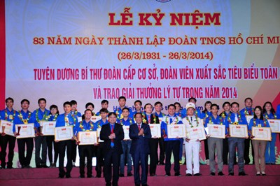 ສະເຫຼີມສະຫຼອງ 83 ປີ ແຫ່ງວັນສ້າງຕັ້ງຄະນະ ຊາວໜຸ່ມກອມມູນິດ ໂຮ່ຈີ໋ມິນ ແລະ ມອບລາງວັນ ລີ໋ຕຶຈ້ອງ ປີ 2014